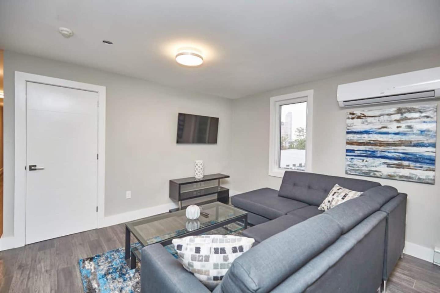 Apartment Clifton Hill Hideaway 2b -two Bedroom Niagara Falls